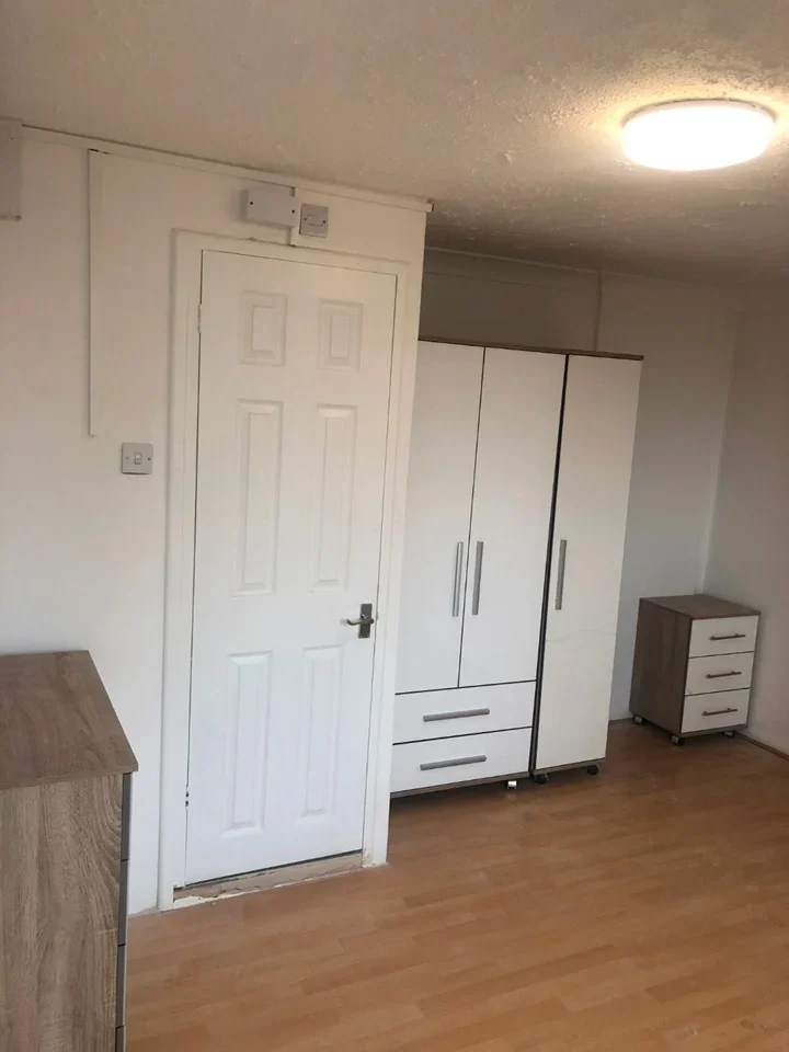 Room Cricklewood Lane in Greater London