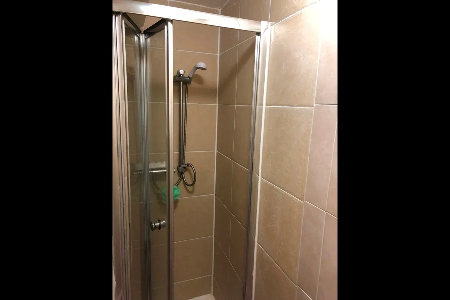 Room Cricklewood Lane in Greater London