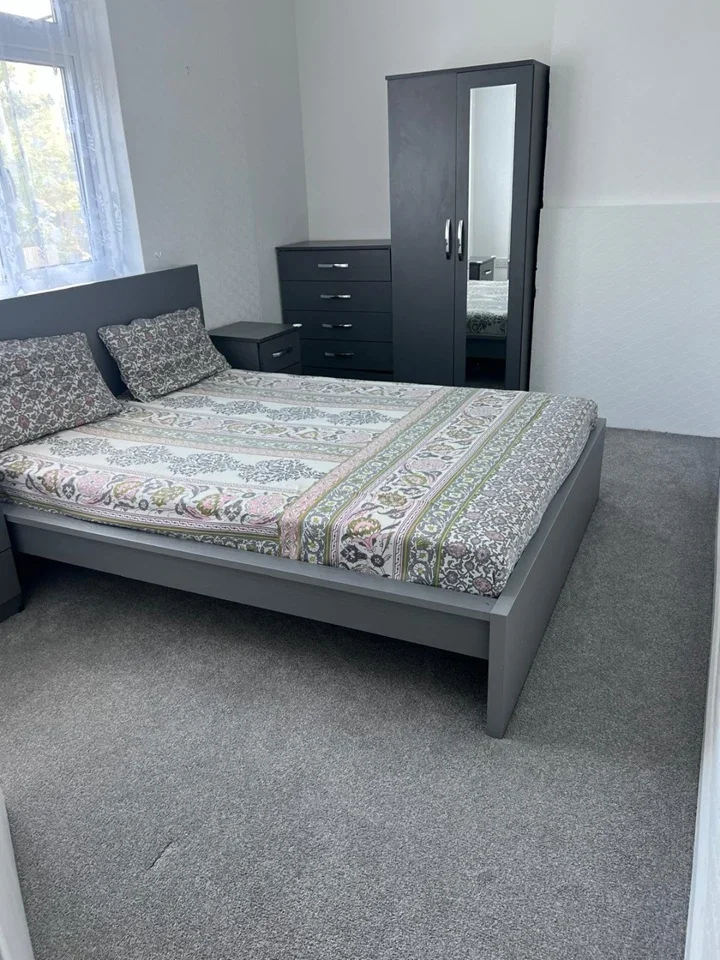 Room Burnside Road in Greater London