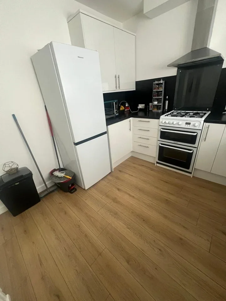 Room Burnside Road in Greater London