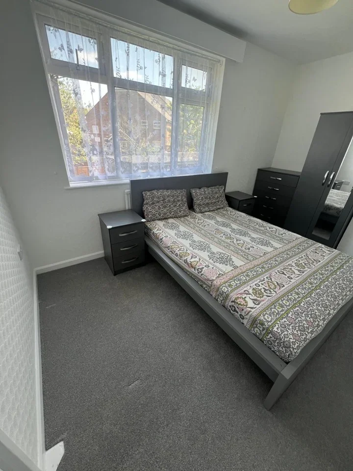 Room Burnside Road in Greater London