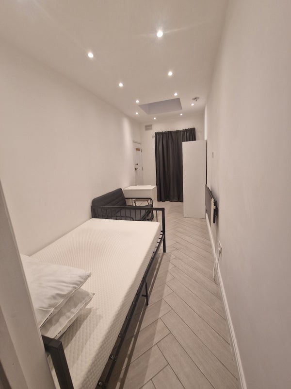 Room Friars Way in Greater London