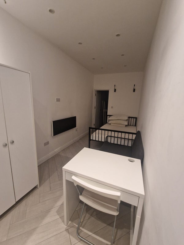 Room Friars Way in Greater London