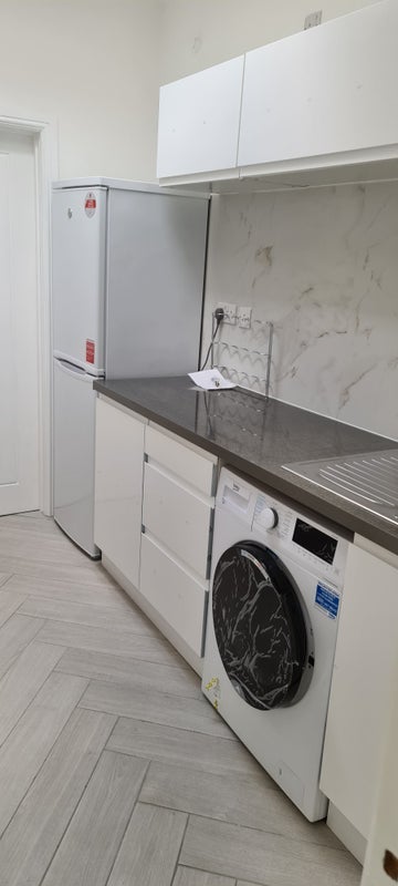 Room Friars Way in Greater London
