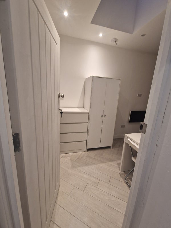 Room Friars Way in Greater London