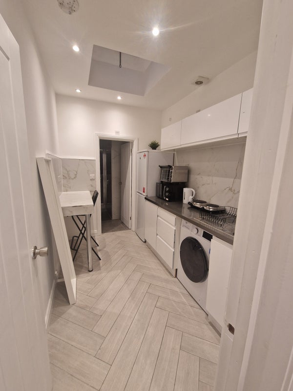 Room Friars Way in Greater London