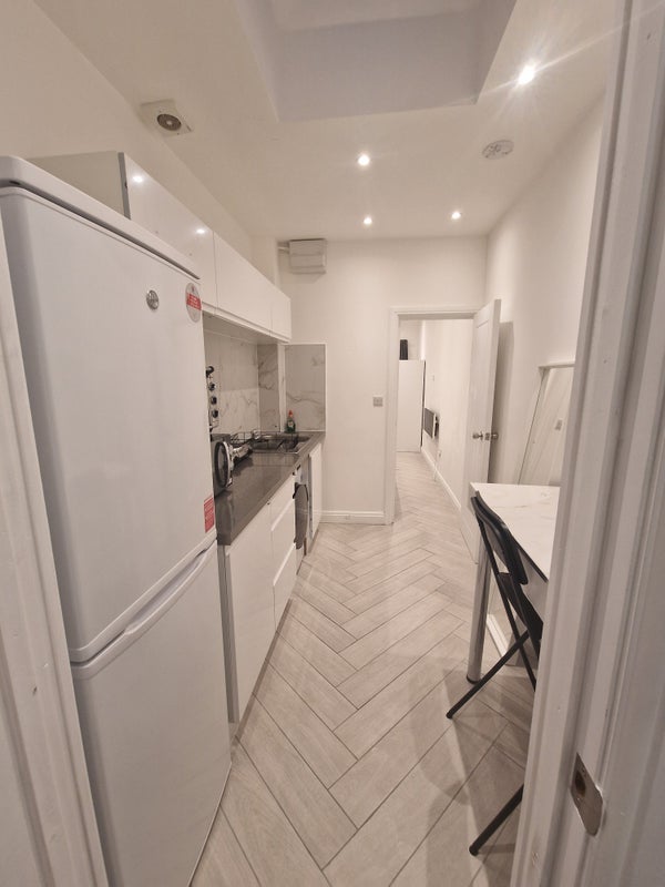 Room Friars Way in Greater London