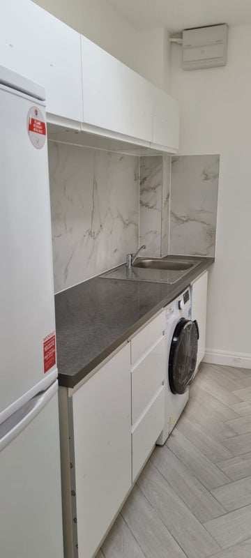 Room Friars Way in Greater London