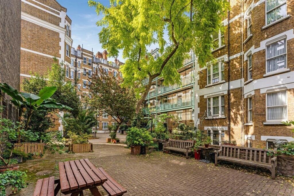 Flat Elm Street in Greater London