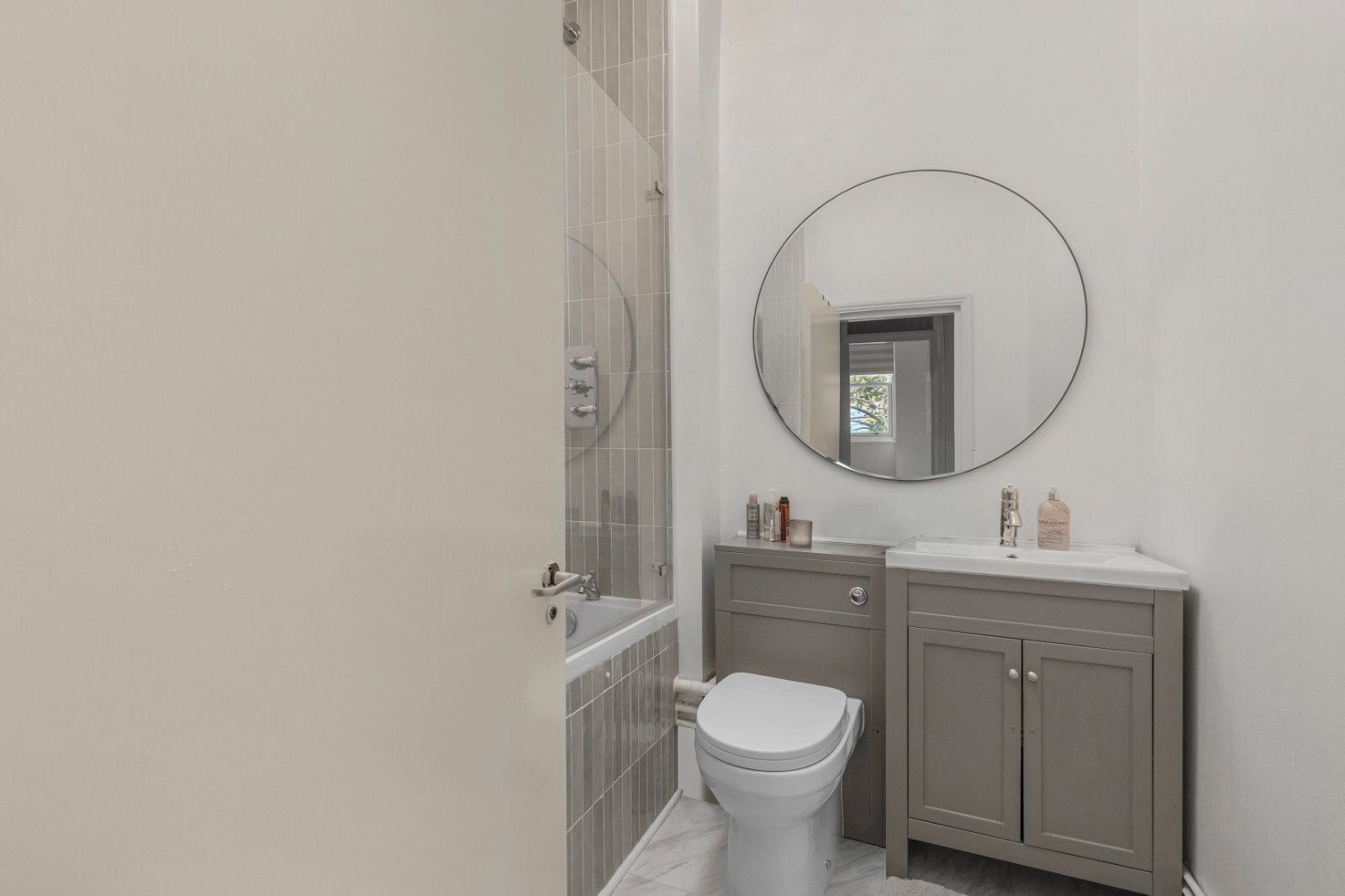 Flat Elm Street in Greater London