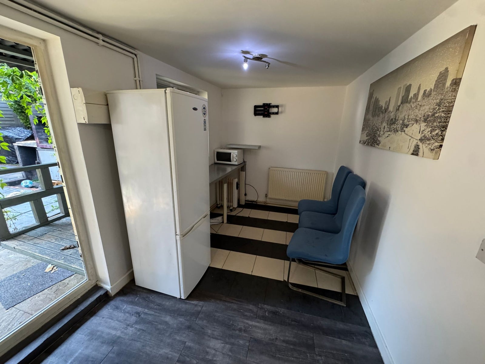 Flat Mayesbrook Road in Greater London