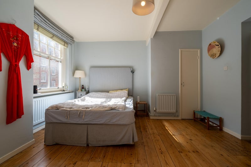 Room Gales Gardens in Greater London