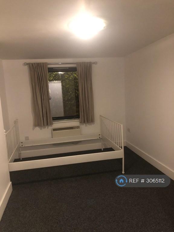 Flat Hinton Road in Greater London