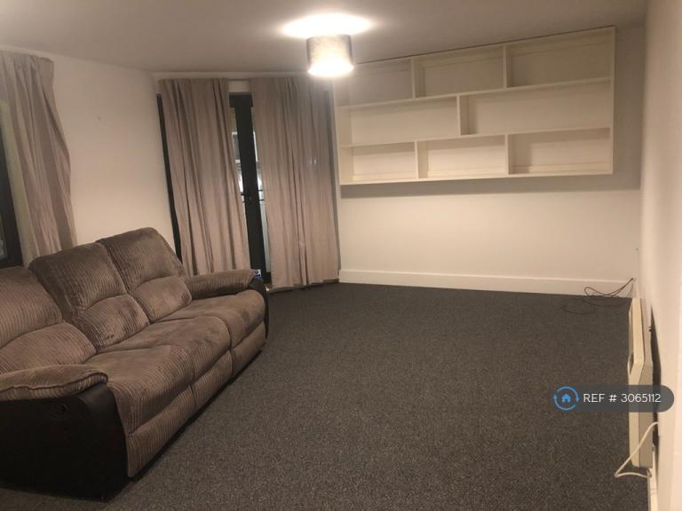 Flat Hinton Road in Greater London