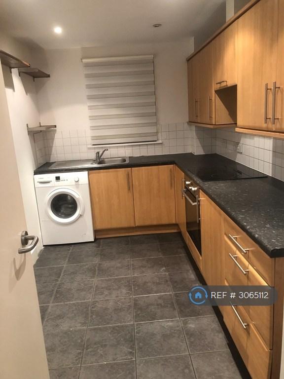 Flat Hinton Road in Greater London