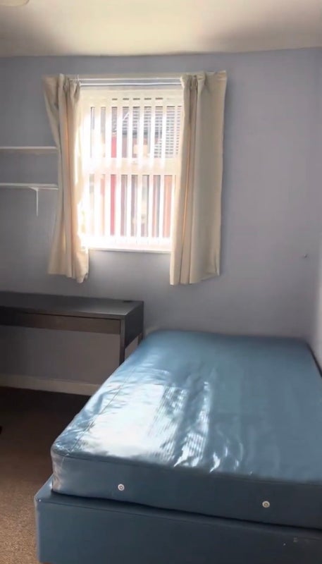 Room Albany Road in Liverpool