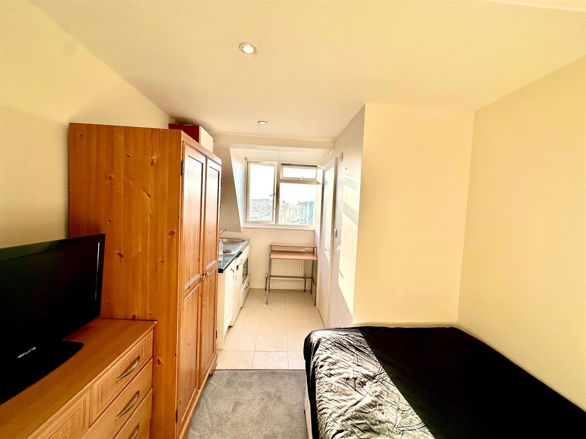 Flat Old Brompton Road in Greater London