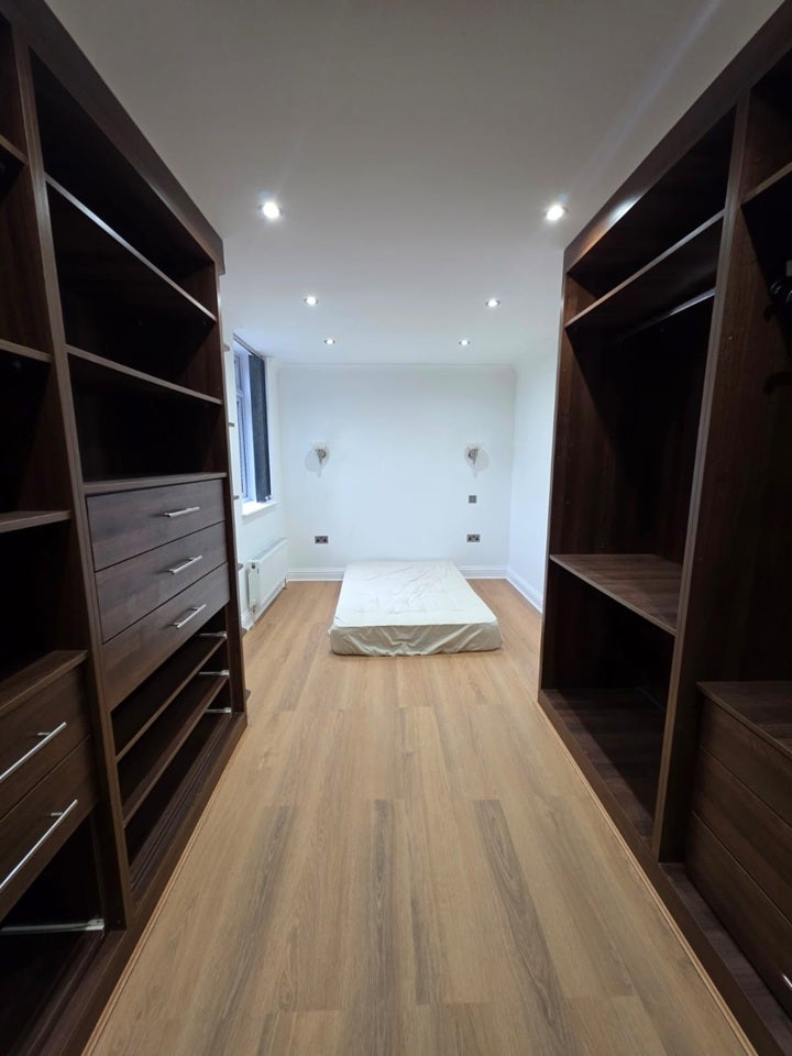 Flat Dagmar Avenue in Greater London