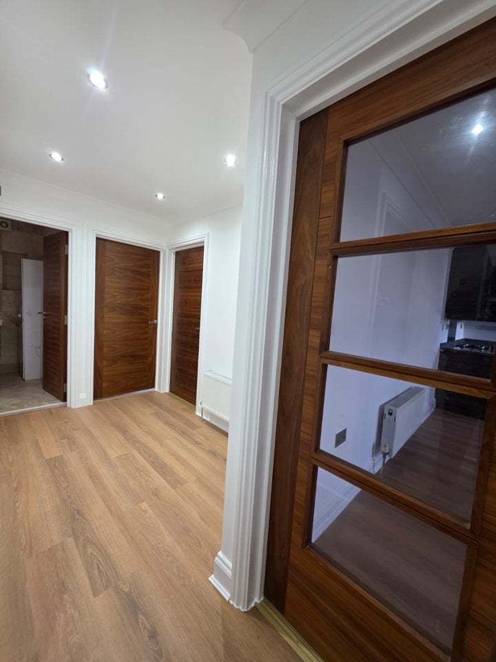 Flat Dagmar Avenue in Greater London