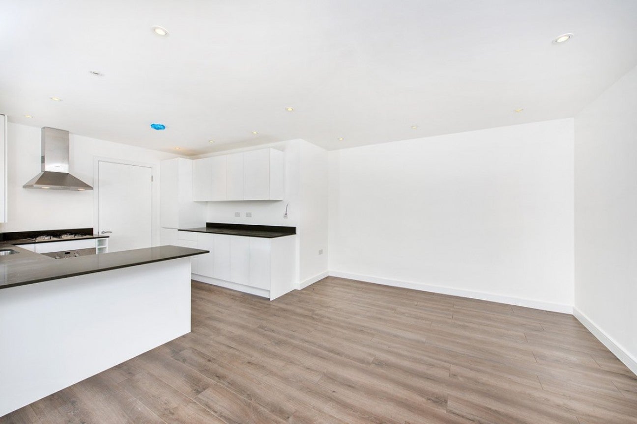 Flat Hendon Way in Greater London
