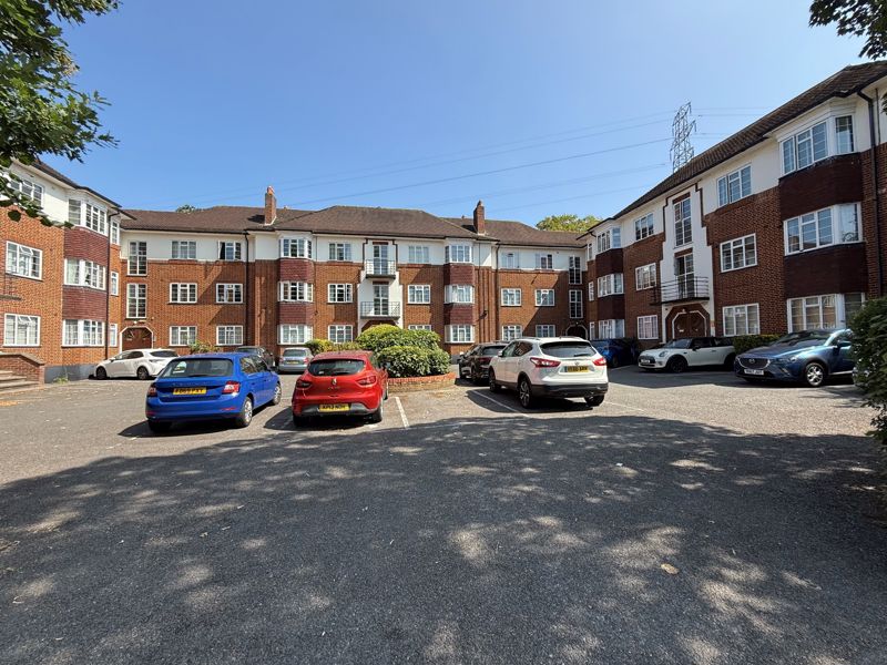 Flat St. Thomas' Drive in Greater London