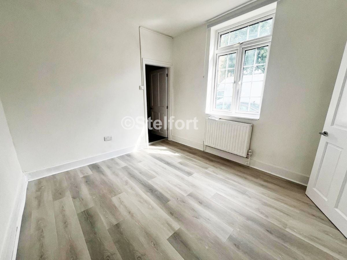 Flat Prince Regent Lane in Greater London