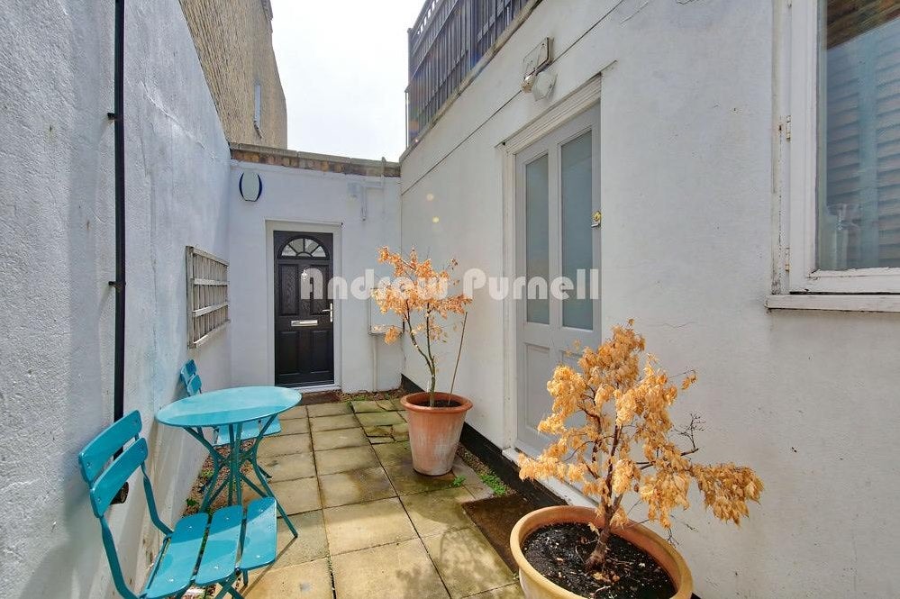 Flat Dulka Road in Greater London