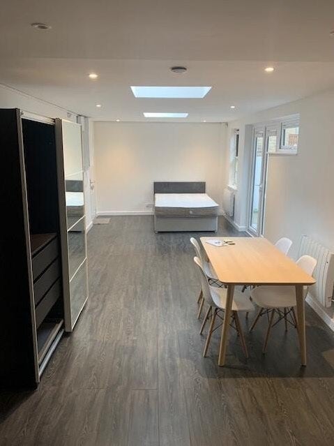 Flat Dulka Road in Greater London