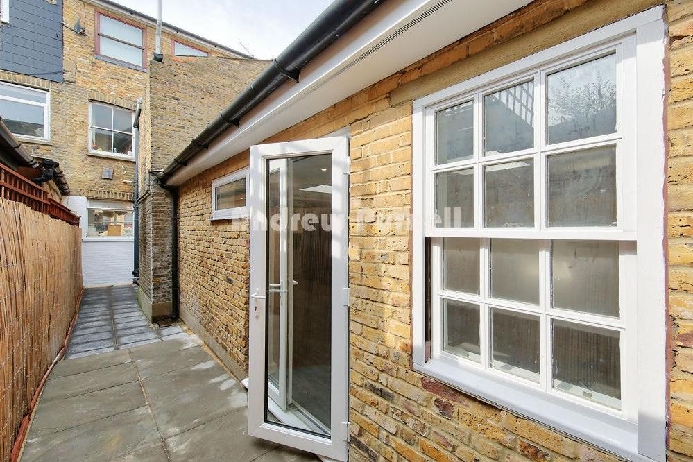 Flat Dulka Road in Greater London