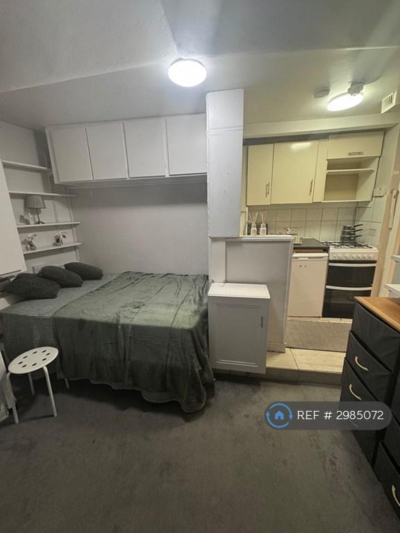 Flat Stanhope Avenue in Greater London