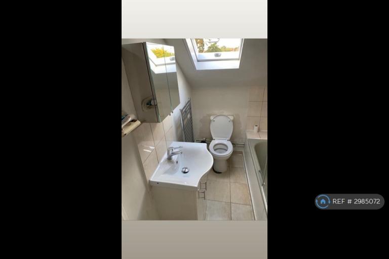 Flat Stanhope Avenue in Greater London