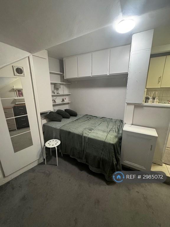 Flat Stanhope Avenue in Greater London