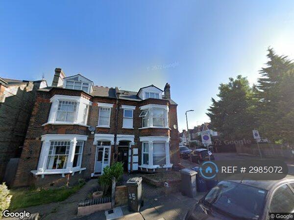 Flat Stanhope Avenue in Greater London