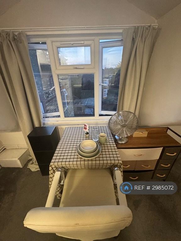 Flat Stanhope Avenue in Greater London