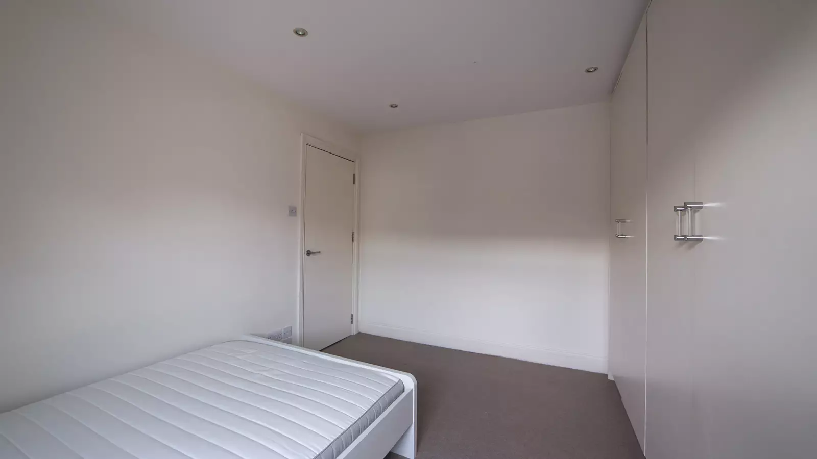 Room Rosaville Road in Greater London