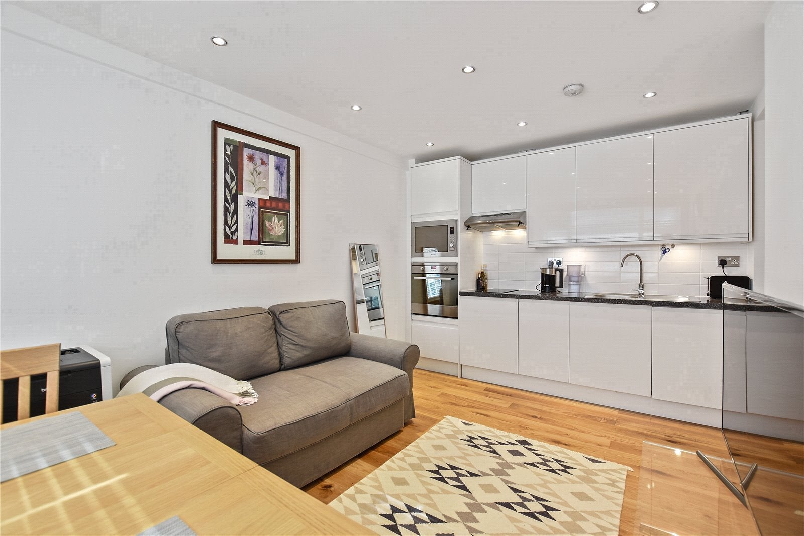 Flat Sloane Avenue in Greater London
