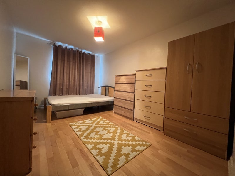Room Reeves Road in Greater London