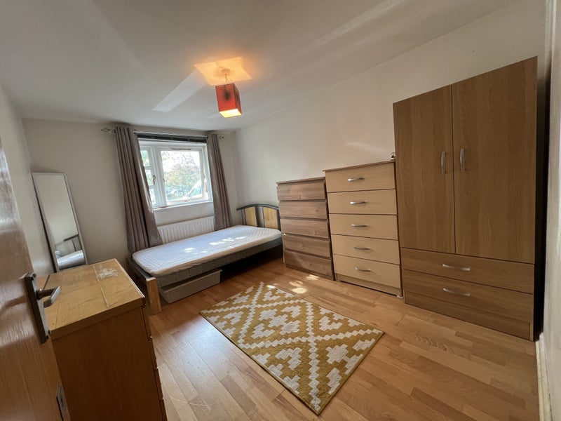 Room Reeves Road in Greater London