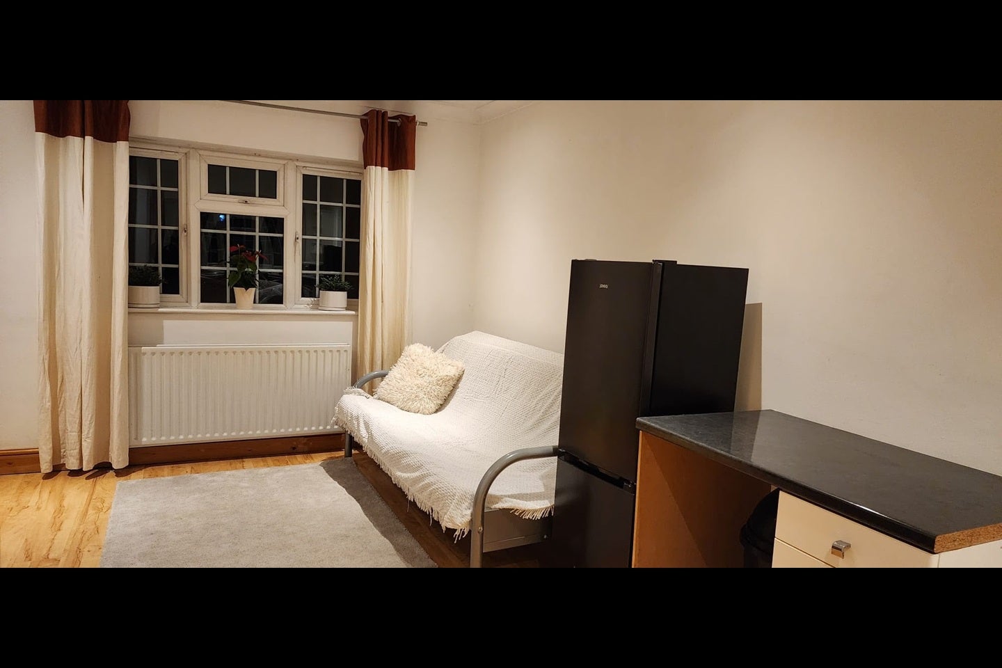 Flat Currey Road in Greater London