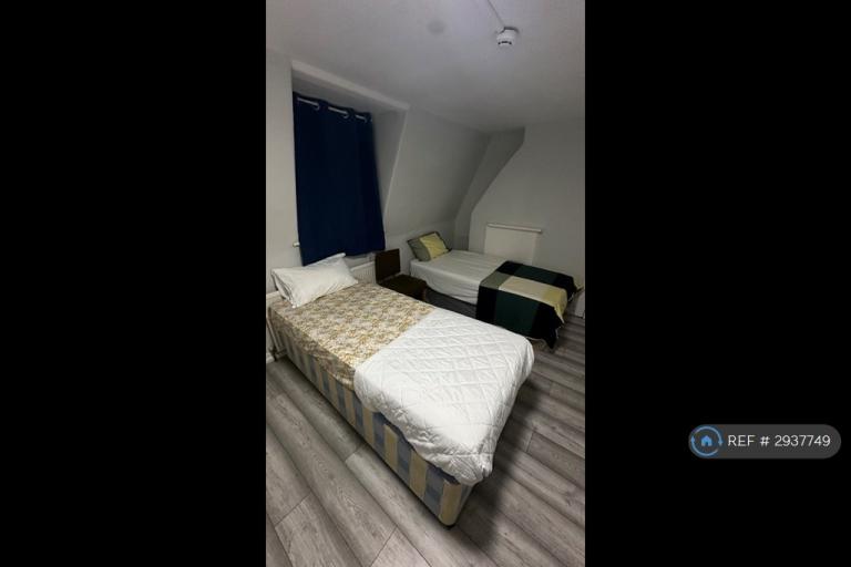 Room Lewisham Way in Greater London