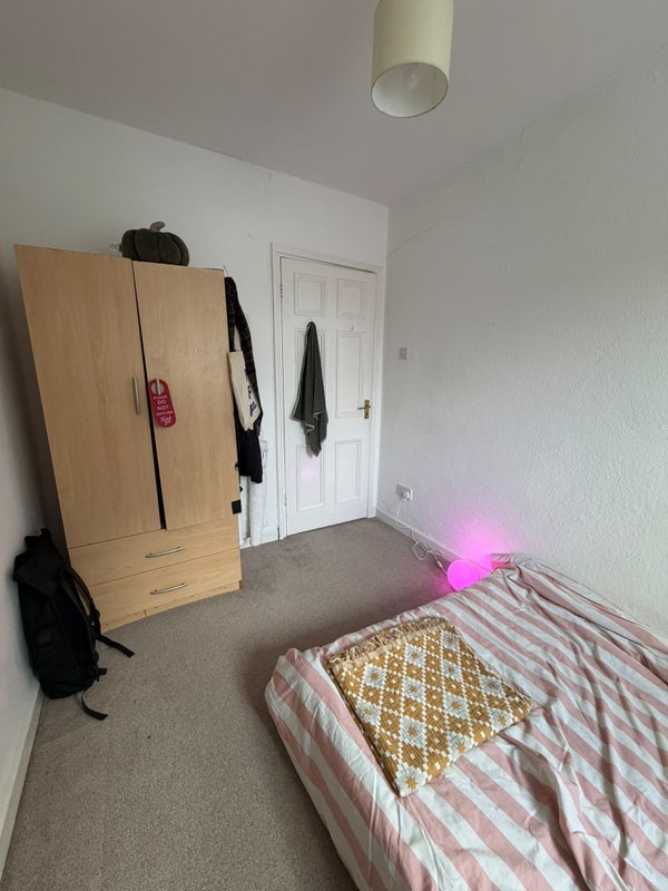Room Canada Road in Greater London