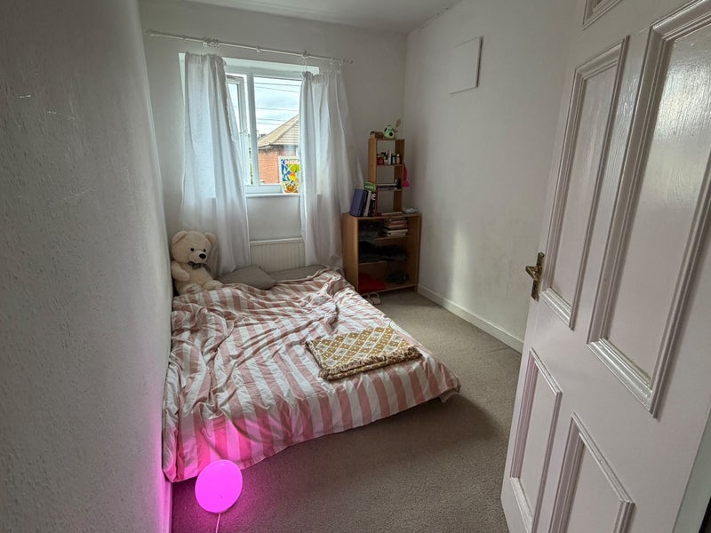 Room Canada Road in Greater London