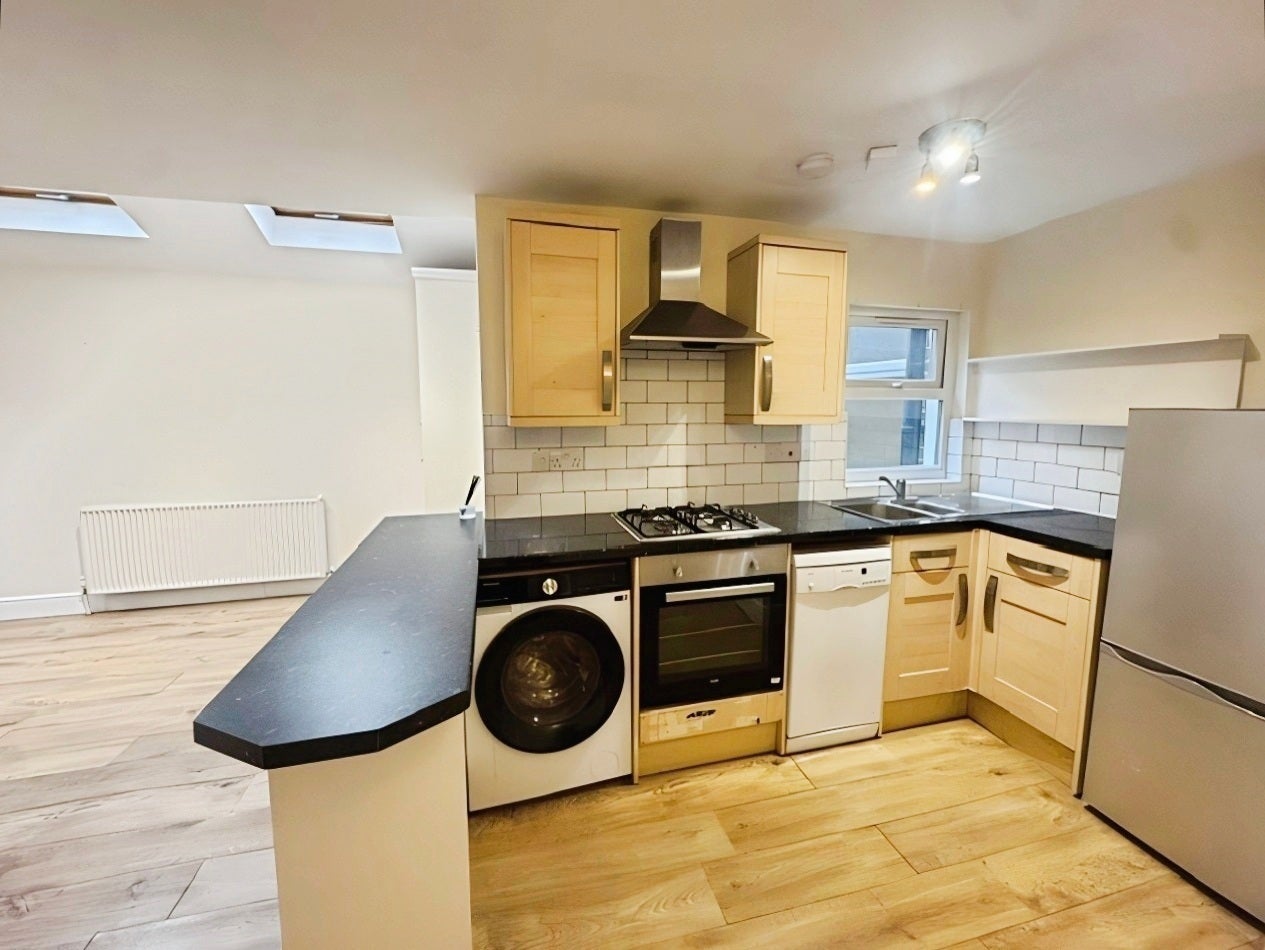 Flat Berrymead Gardens in Greater London