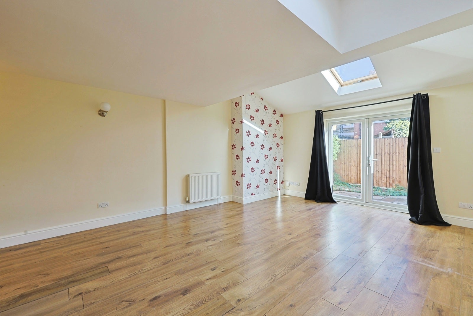 Flat Berrymead Gardens in Greater London