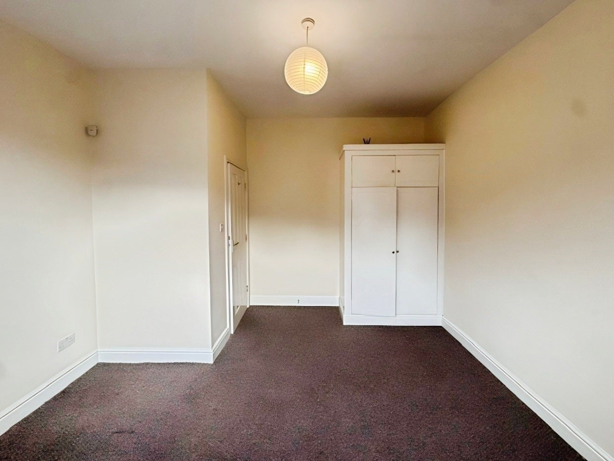 Flat Berrymead Gardens in Greater London