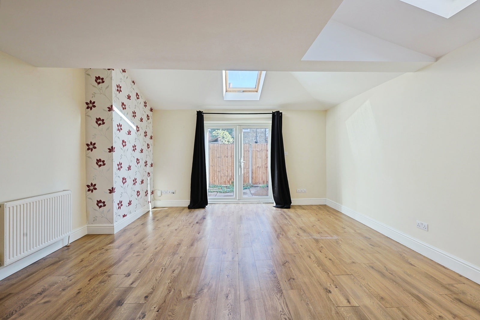 Flat Berrymead Gardens in Greater London
