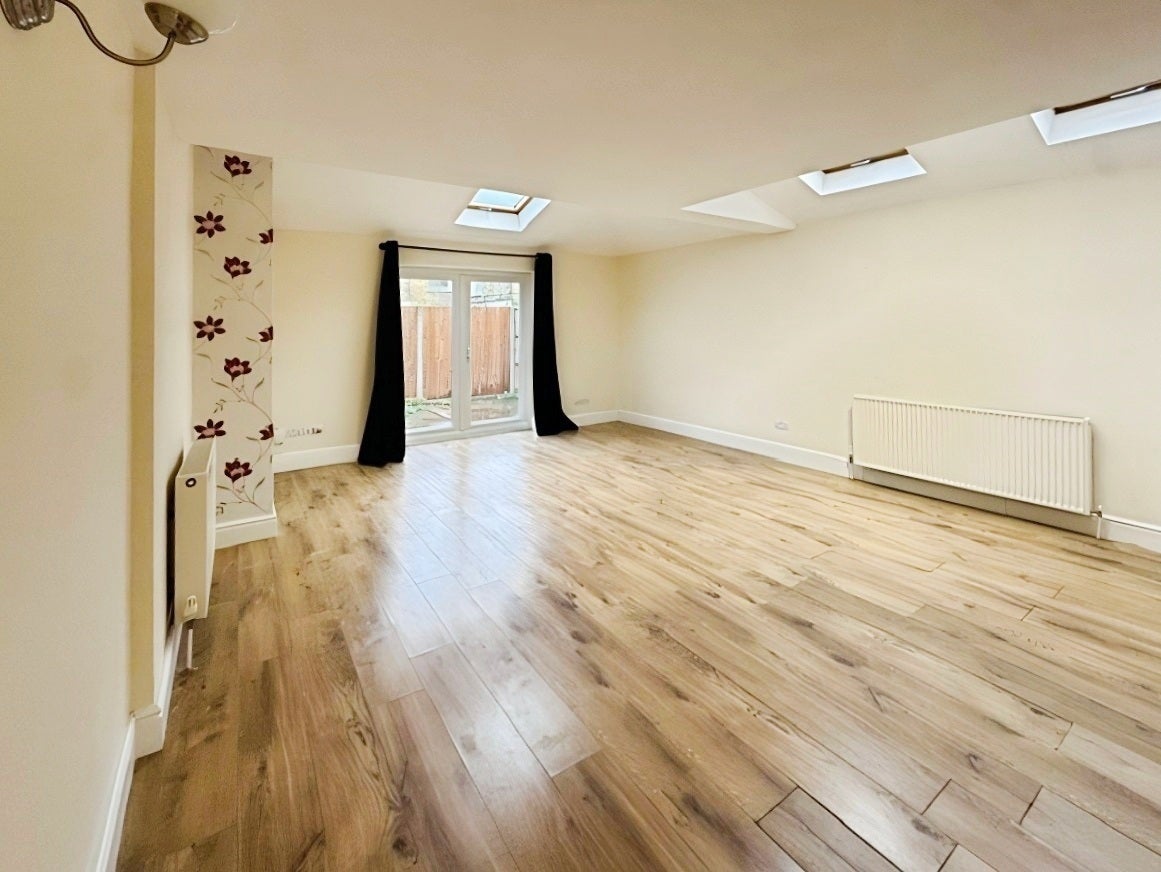 Flat Berrymead Gardens in Greater London