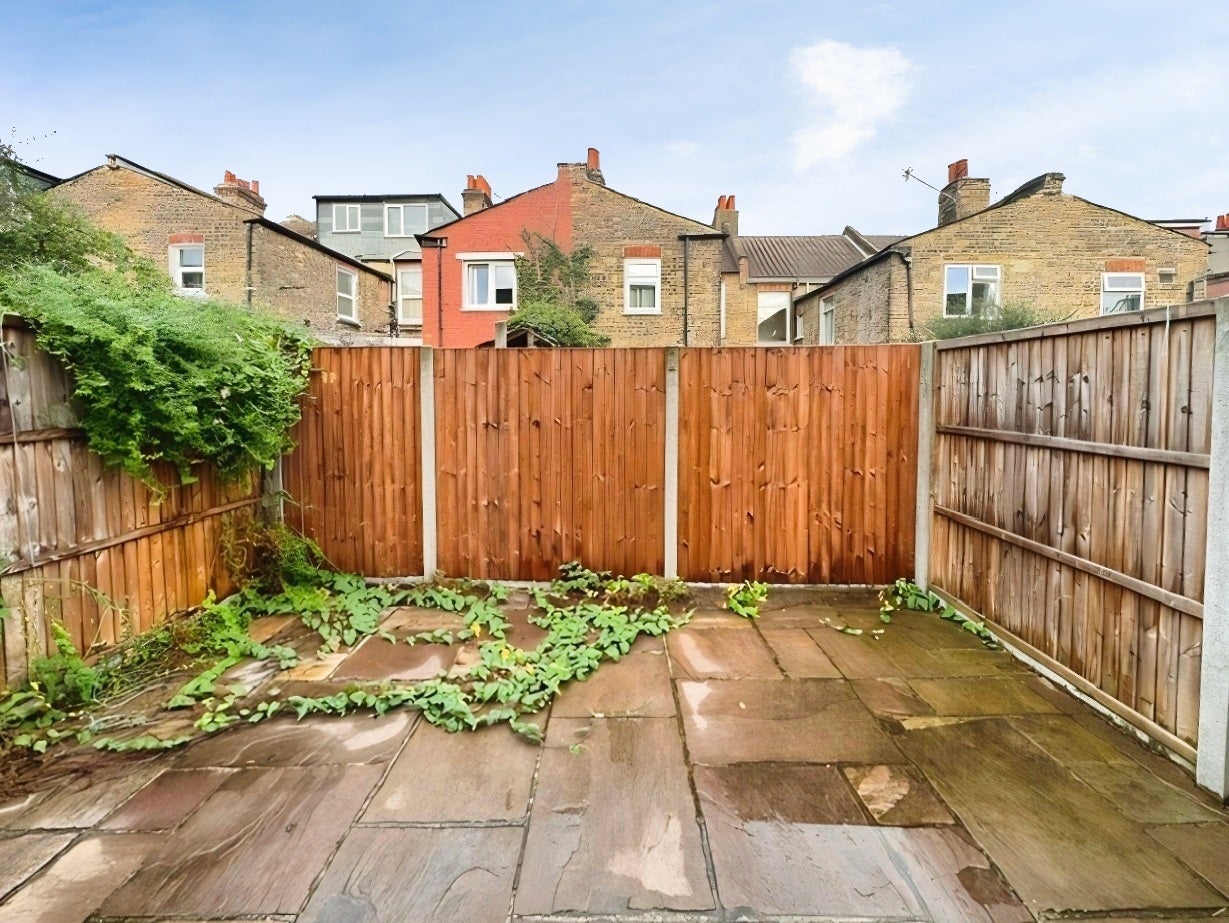 Flat Berrymead Gardens in Greater London