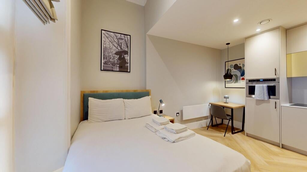 Flat Draycott Avenue in Greater London