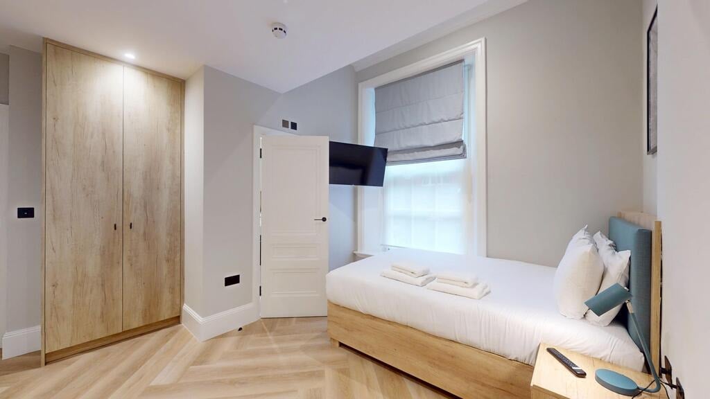 Flat Draycott Avenue in Greater London